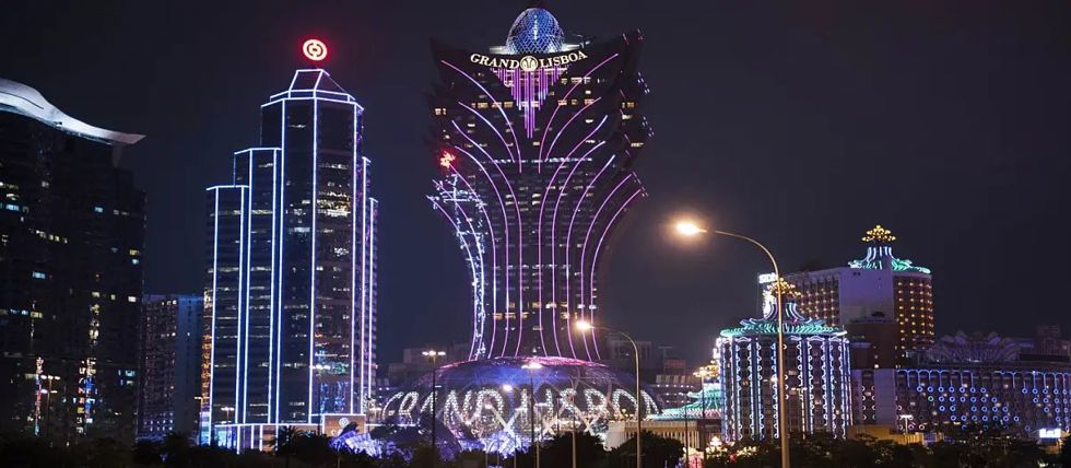 The Grand Lisboa casino in Macau at night